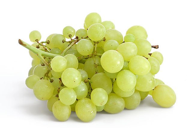 640px table grapes on white